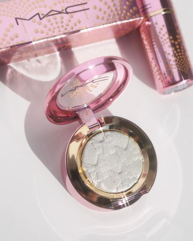 【M•A•C 2022クリスマスコフレ】ピンクパケがかわいすぎる。ホリデー限定のラスターガラスシャインリップスティックとスパークラーアイシャドウを徹底レビュー!_5_1