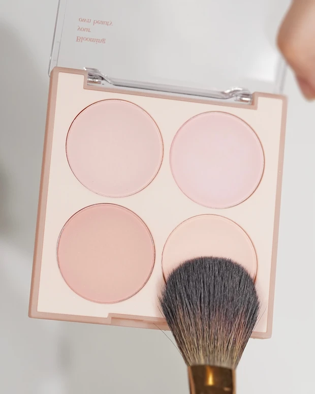 表紙メイク　チーク　デイジーク