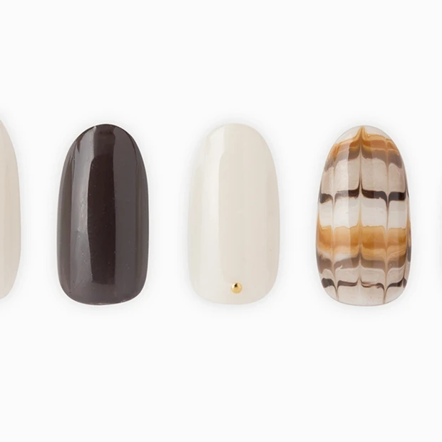 チョコレートで描いたようなピーコック風「カフェラテアート」ネイル