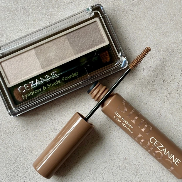 マキア人気記事ランキング9位 セザンヌの3色アイブロウ&眉マスカラの新色をスウォッチ! ナチュラルな美眉に導くアイテム