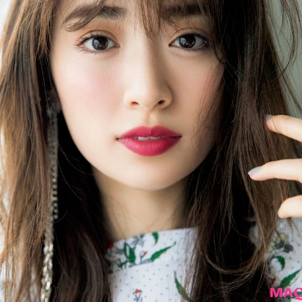 疲れ顔に見せない目元、赤リップのまとい方…イガリシノブ流テクニックでパー…