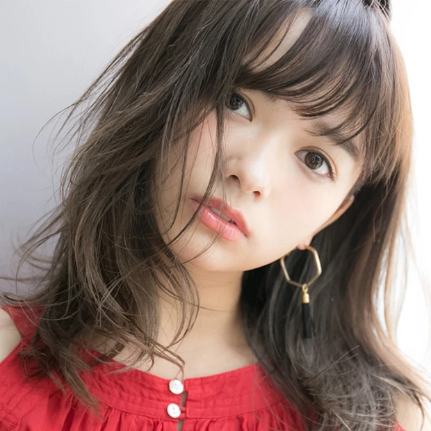 ツヤ感×ニュアンスで、自然体の色気が漂うミディアムレイヤーに！