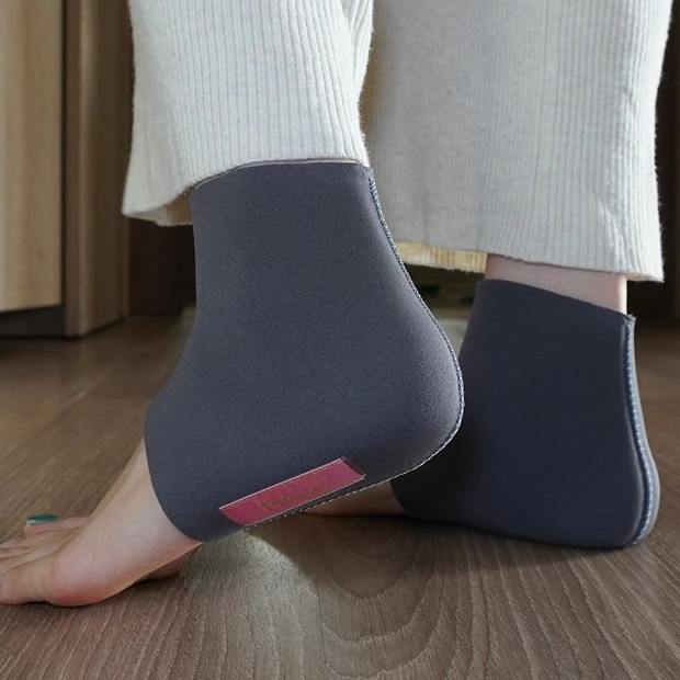 小田切ヒロさん愛用の「ピュビケア かかとソックス」の着用写真