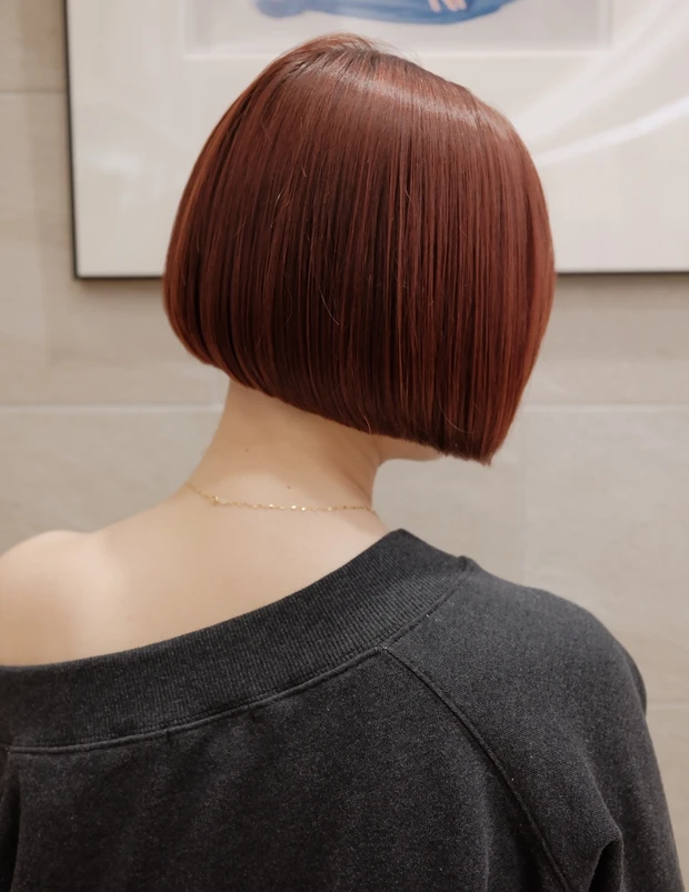 髪型 ショートヘア 40代 前下がりショート 前髪あり バックショット