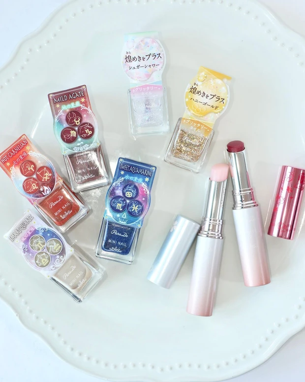 パラドゥ 桜のお守りリップ、星座モチーフのミニネイル、大粒ラメ入りネイル