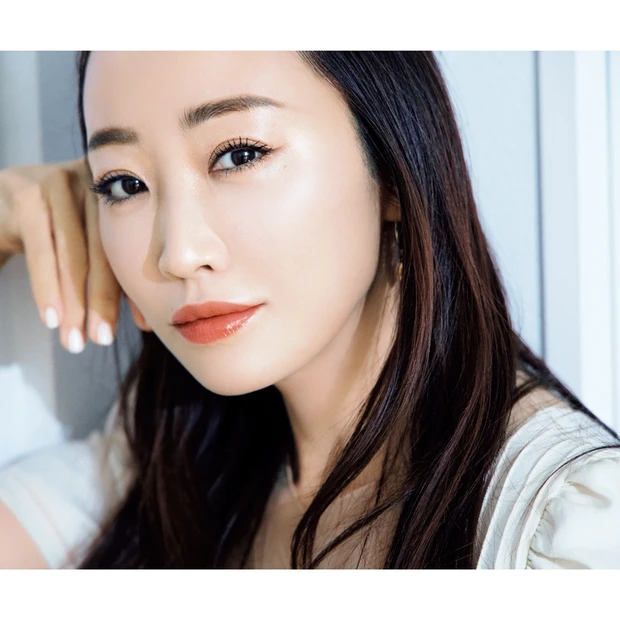 存在感を高めたい日のヘアメイク。軽やかな白ファッション×艶肌が神崎流！