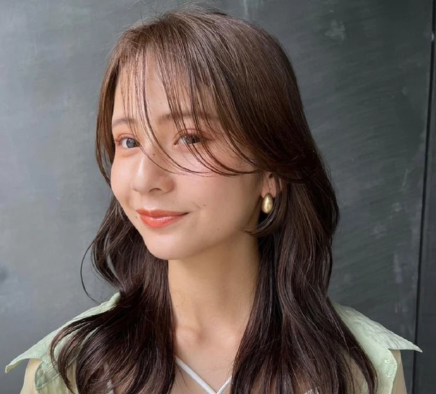 ミディアム　レイヤー　ヘア　小顔　髪型　ヘアスタイル　大人　前髪あり　30代　40代