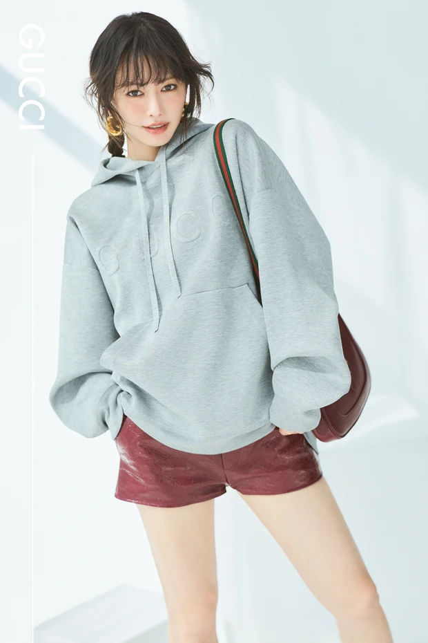 エッジィな囲みアイ×ちょっぴりガーリーなふたつ編みヘア。山本舞香さんが【GUCCI】でモードカジュアルに