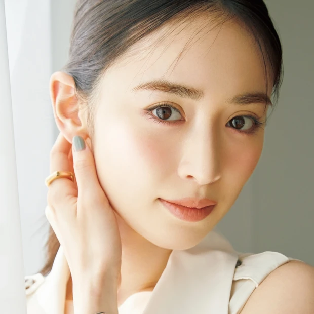 触れたくなるような柔肌は、フォギーなピンクチークでつくれる!