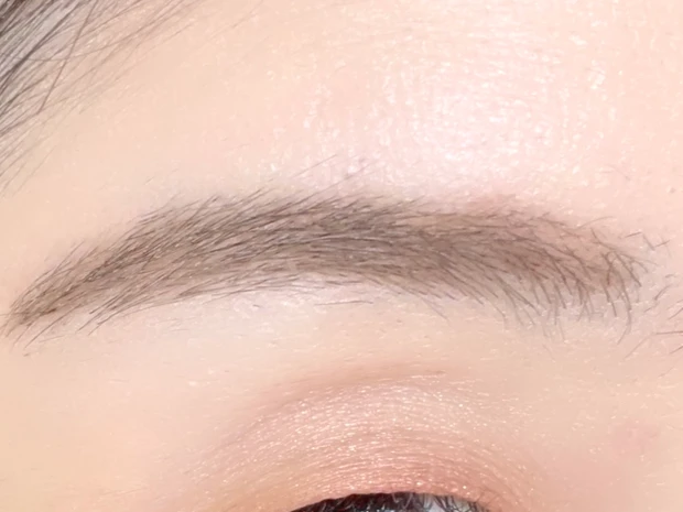 イエベがベスコスに選んだdejavu(デジャヴュ) シアーカラーブロウ シアーベージュの塗布写真