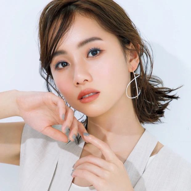 グレイッシュマスカラでモードな抜け感を！ 岡野瑞恵さんが教える旬カラーの…