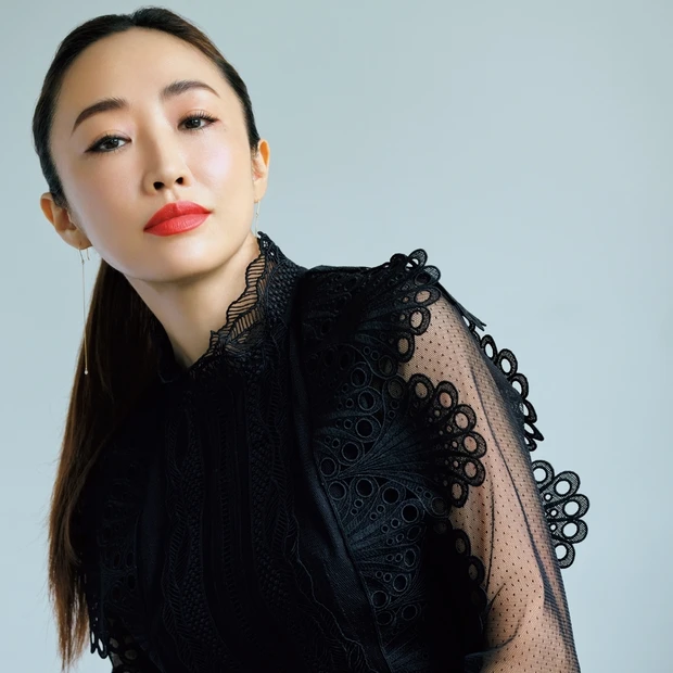 神崎 恵さんがリップをセレクト！ 甘い服を着る日は、朱赤でスパイシーさを…