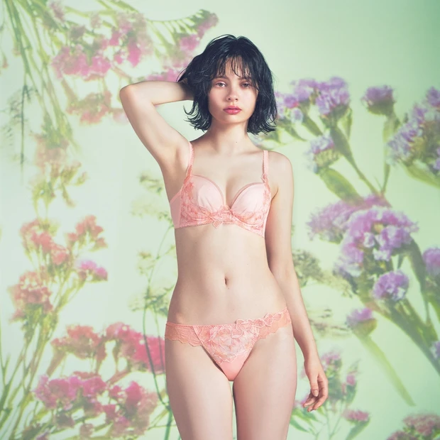 パルファージュが引き立てるフェミニンな存在感　「花をまとう」私のランジェ…