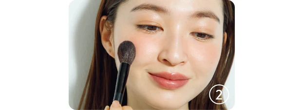 多幸感メイク チークの入れ方ハウツー　パウダーをふんわり重ねる