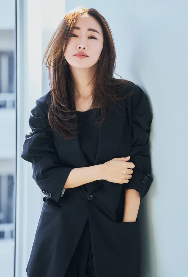 神崎 恵さん「毎日ハンサムモード」。女っぽさをあえて引き算するヘア&メイクのバランス術