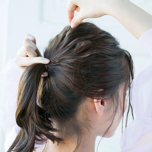 ポニーテール ヘアアレンジ シンプルアレンジの救世主、モチーフ付きヘアゴムでおしゃれ感アップ_4