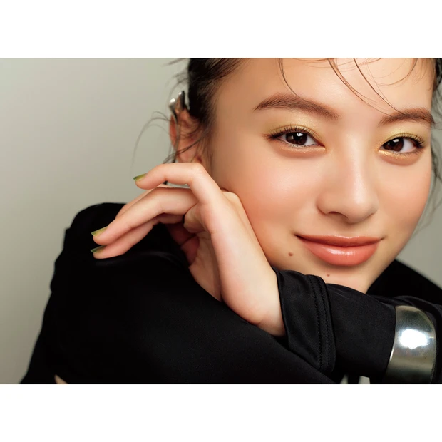 出口夏希さんが新色で秋メイク！ グリーン×ベージュでエフォートレスモード…
