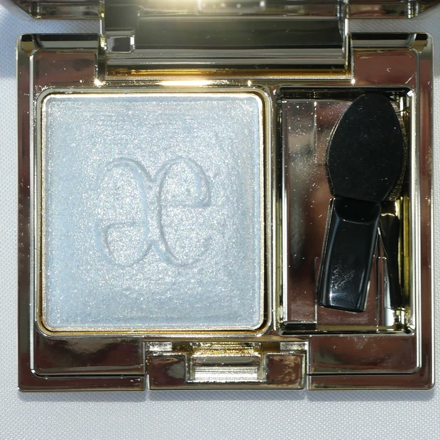 エレガンス　プレジールアイズ　01 アイシーブルー　単色アイシャドウ　ブルベ