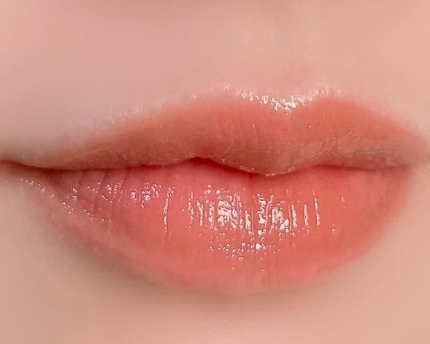 スック(SUQQU) トリートメント ラッピング リップ 02 淡羽色-AWAHANEIRO- 塗布 2023春新作コスメ リップ