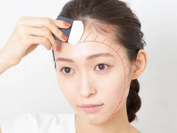 【2020夏最新ベースメイク】5.Dはブラシで3色を混ぜて、生え際とフェイスライン、眉の中、目のキワ、小鼻にふんわりのせる。3でのせたファンデーションのツヤ感は残しつつ、ヨレを防ぎながら清潔感のある肌に。