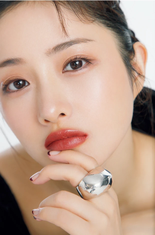 石原さとみさん 2026年春新色の赤リップを使ったトレンドメイク 