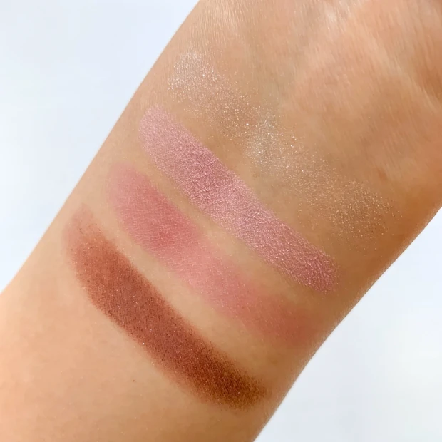 自然光で撮影したSUQQU シグニチャー カラー アイズ149の4色スウォッチ。ライラックやマロウの色味を比較できる