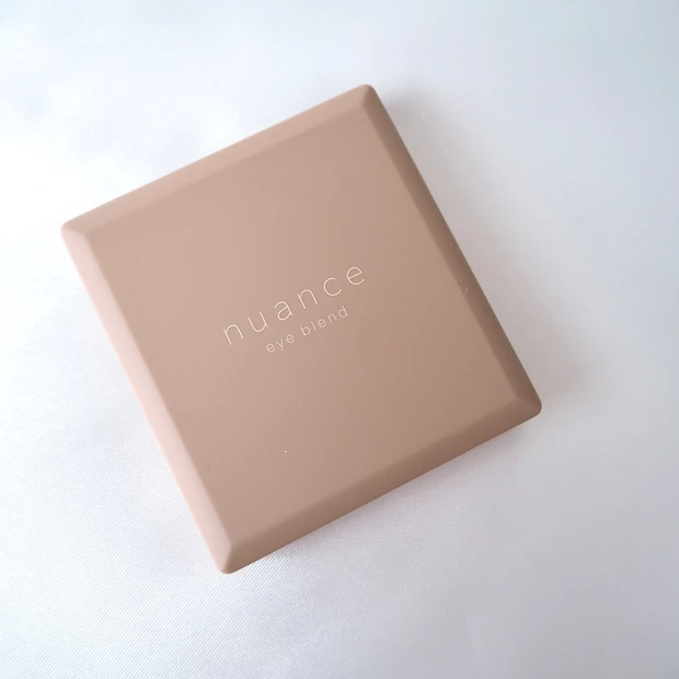 水越みさと　アイシャドウ　ニュアンスアイブレンド