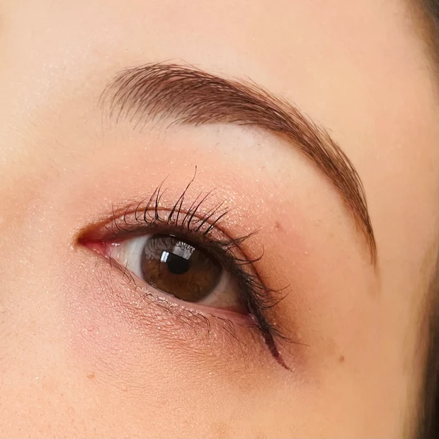 キングダムのリキッドアイライナー ブラウンブラックの使用イメージ