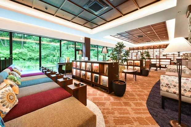 竜泉寺の湯のラウンジエリア