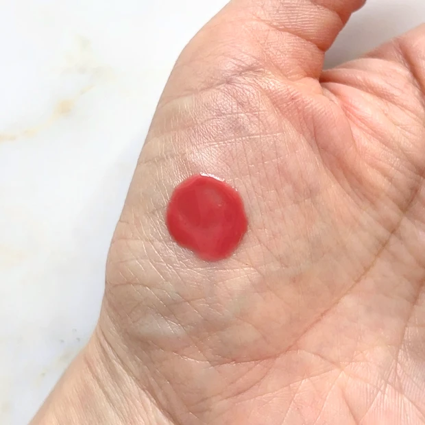 Her lip to BEAUTY「LIP TO LOVE SERUM」03 HONEY VEILのスウォッチ