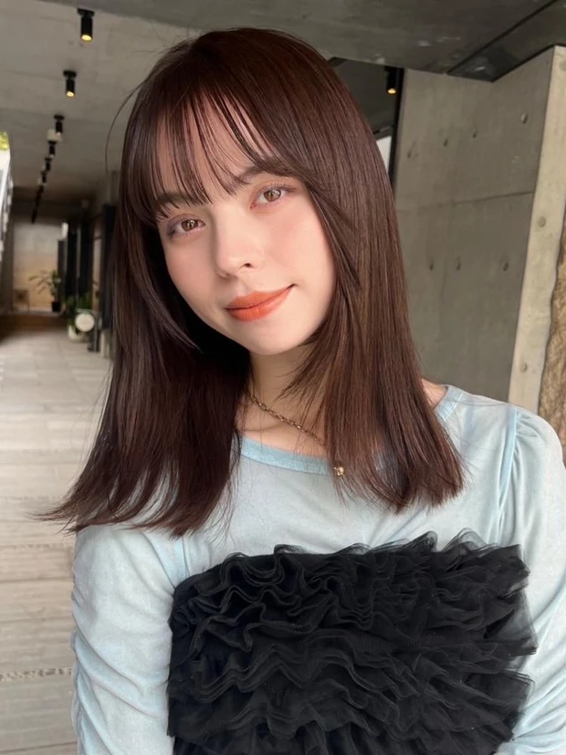 顔まわり レイヤー ミディアム  前髪あり　ワイドバング 