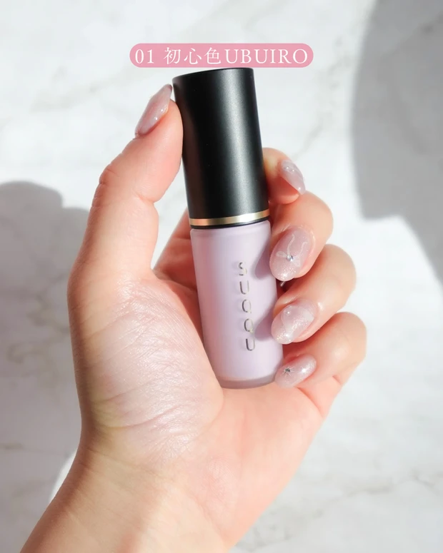 SUQQU新作フェイスカラー01初心色の手元スウォッチ。ブルべ冬におすすめ。青み吸収する方におすすめのパープルチーク。