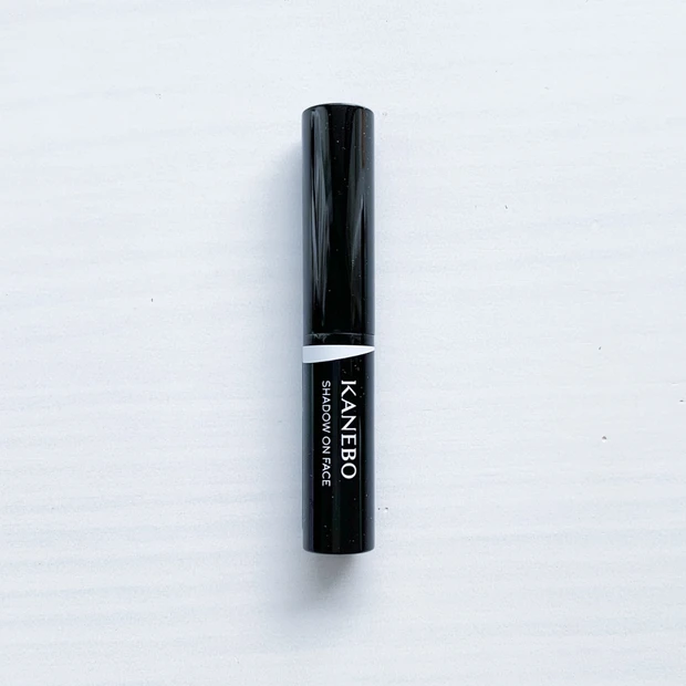 カネボウの影仕込みスティック「シャドウオンフェース」。透ける影色で自然な骨格を演出するコントアリングコスメ。