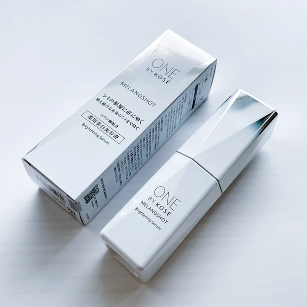 ONE BY KOSE メラノショット Pの外箱と本体ボトルを並べた写真