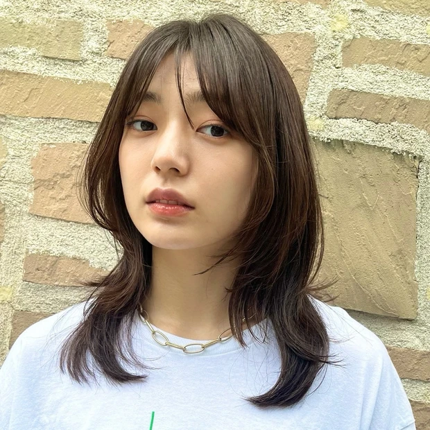 【シャギーレイヤー】くびれのあるミディアムレイヤーでトレンド感も小顔効果も両立