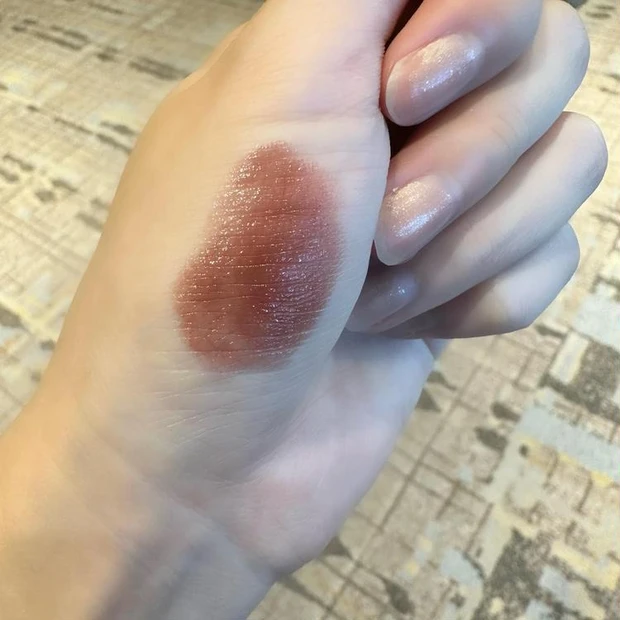 &be シアーリップ カシスブラウン スウォッチ