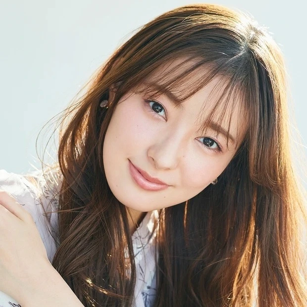 【甘めアイメイク】に似合うシースルーバングの作り方は? プロが教えるセルフスタイリング方法