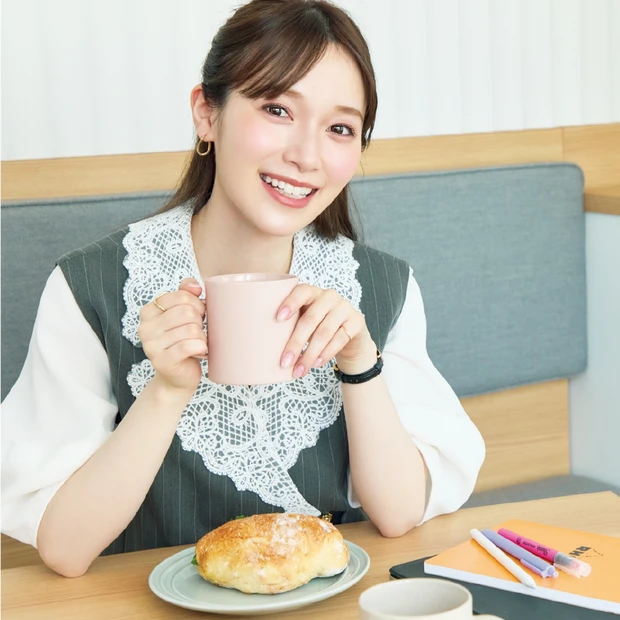 【もし守屋麗奈さんがOLだったら】後輩とランチMTGの日、秋新色コスメどう使う?