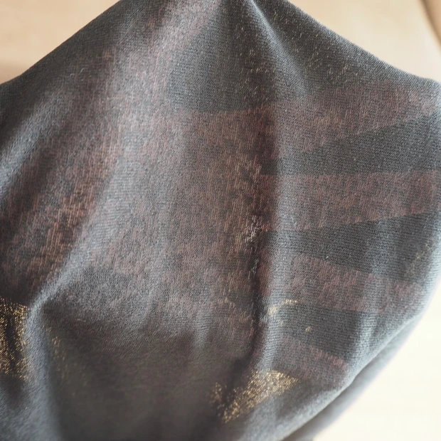 シアーな素材感で夏でも使いやすい