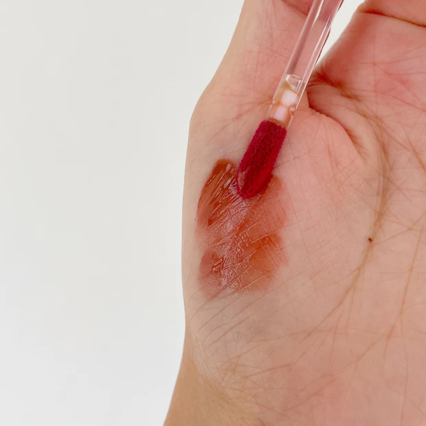 フジコ ニュアンスラップティント 09 小豆ミルクのベージュ スウォッチ