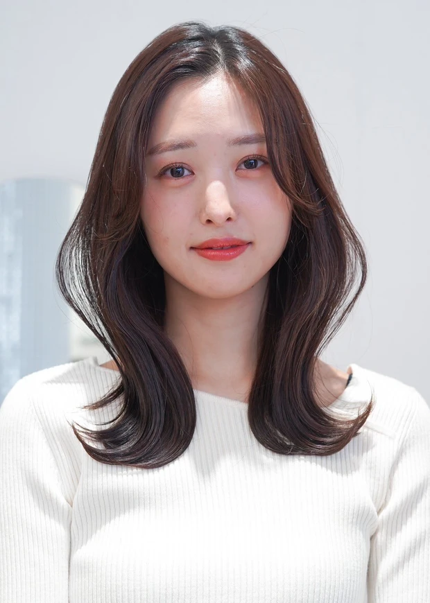 ヘアカタログ　セミディ　ミディアムヘア　韓国風S字バング　スタイリング