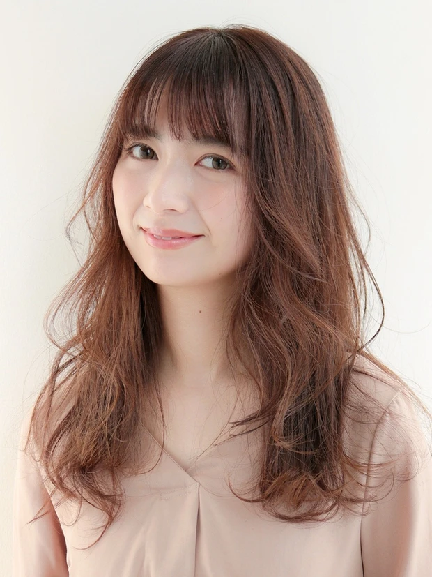 上品な華やかさが春っぽい！ リバース×外ハネのふんわり巻き髪ロング