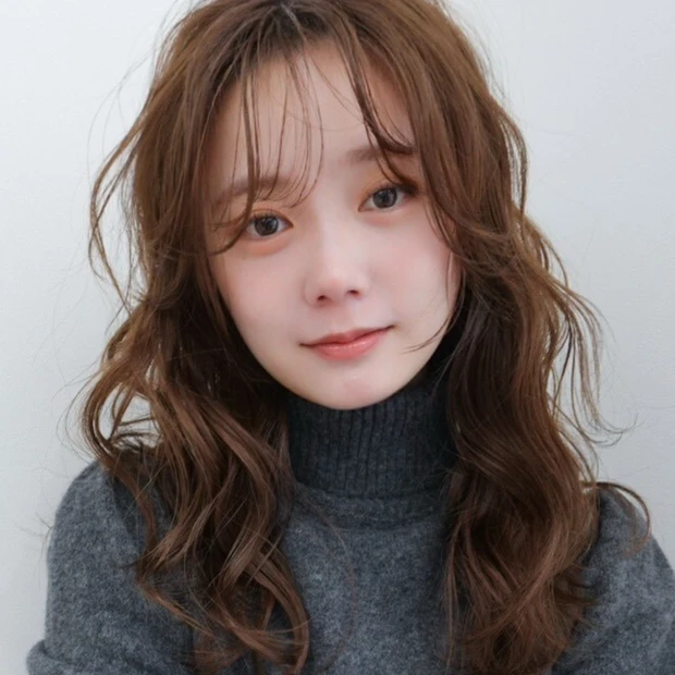 レイヤー×束感パーマでボリュームアップ! 時短も叶う、大人の洒落見えセミロング