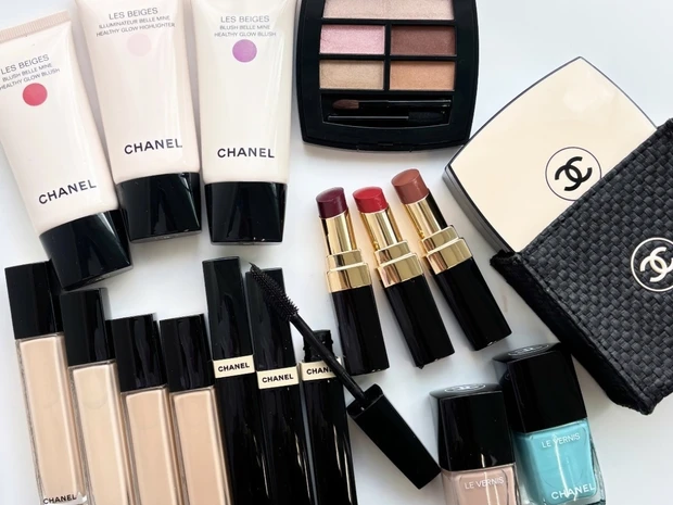 【夏新色コスメ2026】シャネルのサマーコレクションをスウォッチ！ 新作コンシーラーや人気アイテムの新色にも注目