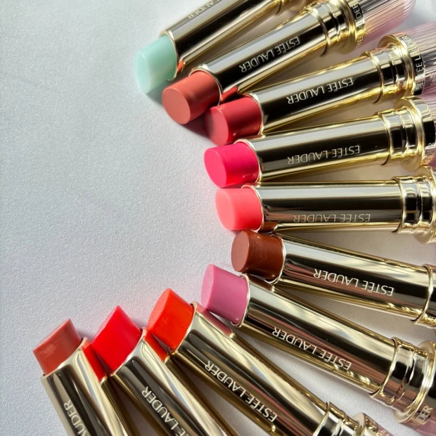 【エスティ ローダー】新作リップバーム全10色をスウォッチ！ 3種のフルーツオイル配合で長時間うるお…