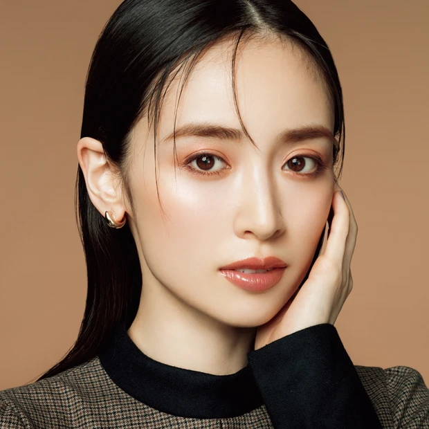 秋は赤シャドウをラインレスで! ヘアメイク犬木 愛さんが提案する秋メイク