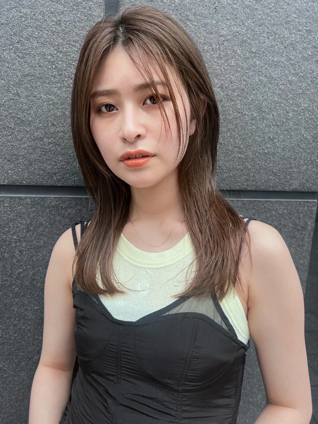 ヘアカタログ ミディアム ミディアムヘア レイヤー 前髪なし スタイリング