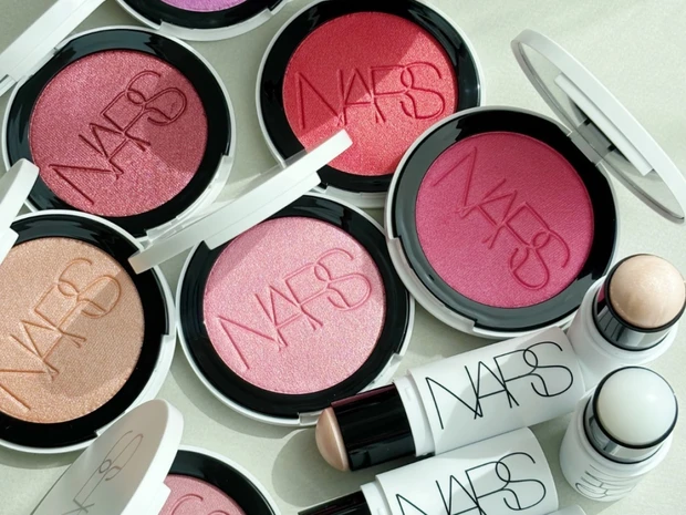 【夏新色コスメ2026】NARSの新作スティックハイライト＆パウダーチークを全色スウォッチ！