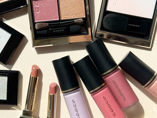 【春コスメ2026】SUQQUの春コレクションを全色スウォッチ！多幸感を演出するカラーアイテム満載