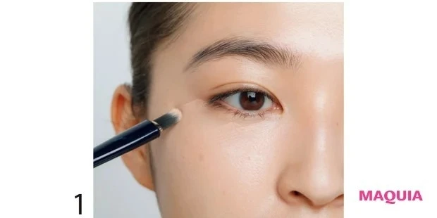 クマが気になる部分にブラシでコンシーラーを塗る様子